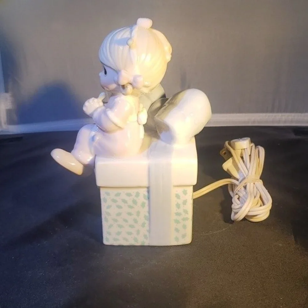Vintage 1991 Precious Moments Enesco Christmas Night Light Girl Gift Box